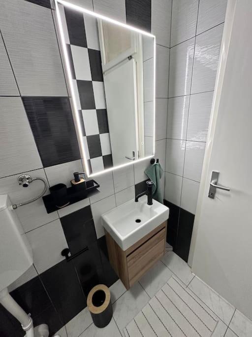 Beautiful Fully Renovated Apartment By The Sea, Large Balcony With Enchanting Views 네움 외부 사진