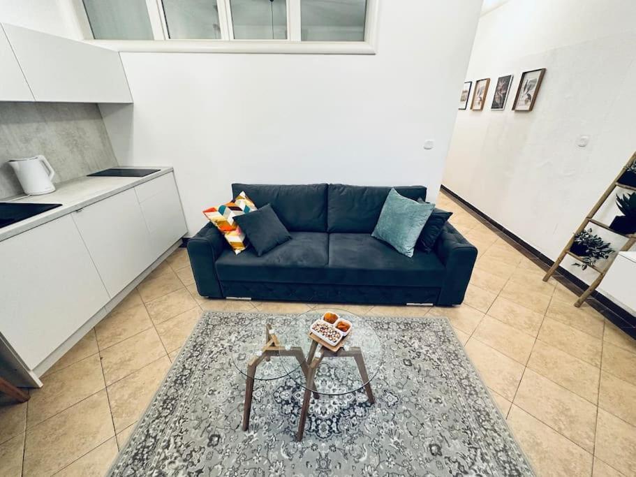 Beautiful Fully Renovated Apartment By The Sea, Large Balcony With Enchanting Views 네움 외부 사진