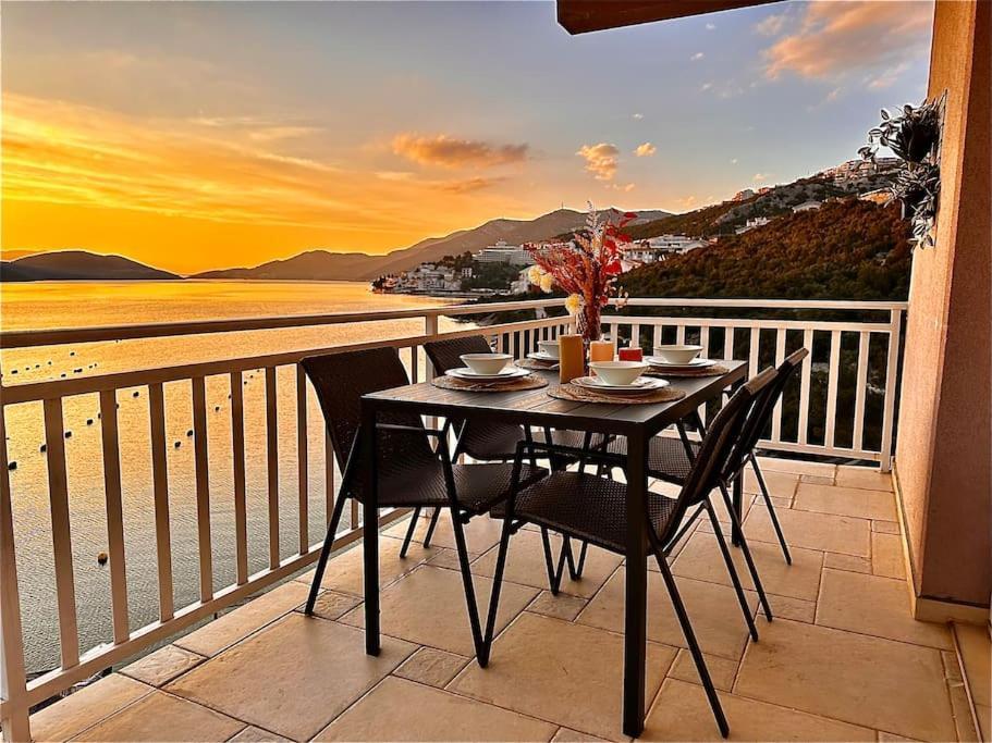 Beautiful Fully Renovated Apartment By The Sea, Large Balcony With Enchanting Views 네움 외부 사진