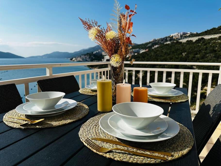 Beautiful Fully Renovated Apartment By The Sea, Large Balcony With Enchanting Views 네움 외부 사진