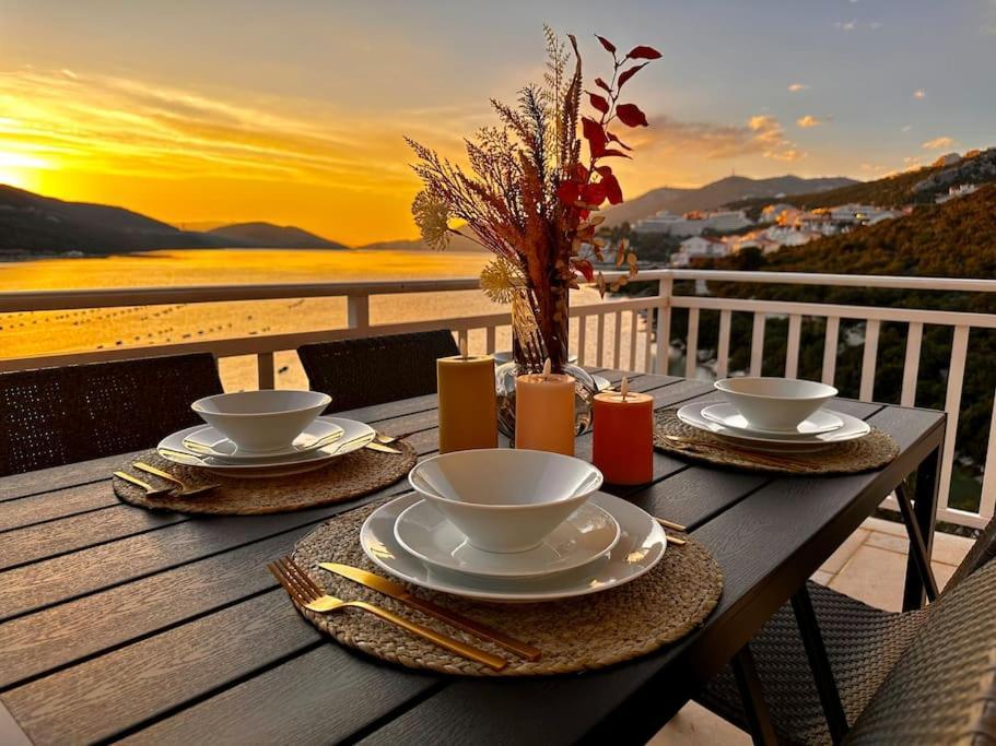 Beautiful Fully Renovated Apartment By The Sea, Large Balcony With Enchanting Views 네움 외부 사진
