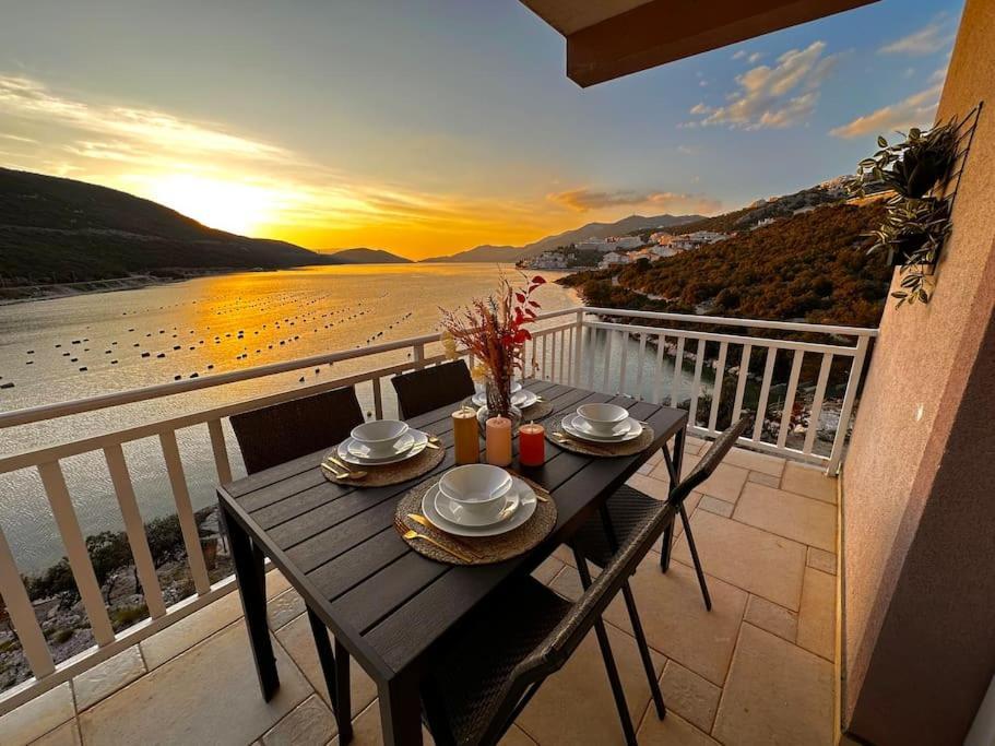 Beautiful Fully Renovated Apartment By The Sea, Large Balcony With Enchanting Views 네움 외부 사진