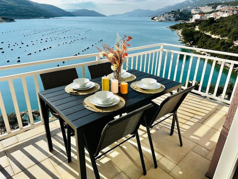 Beautiful Fully Renovated Apartment By The Sea, Large Balcony With Enchanting Views 네움 외부 사진