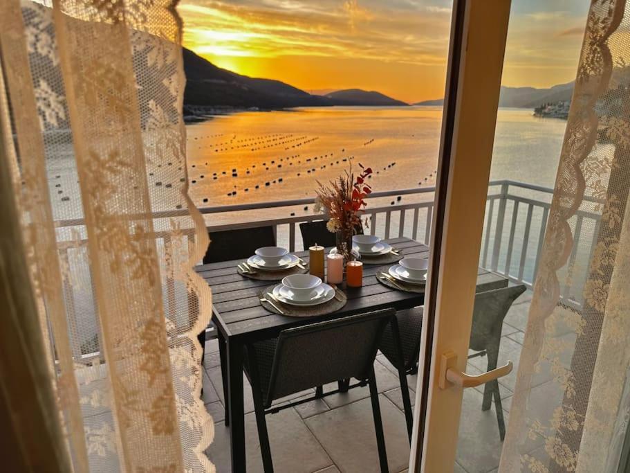 Beautiful Fully Renovated Apartment By The Sea, Large Balcony With Enchanting Views 네움 외부 사진
