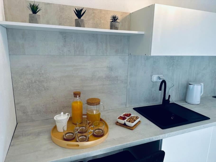 Beautiful Fully Renovated Apartment By The Sea, Large Balcony With Enchanting Views 네움 외부 사진