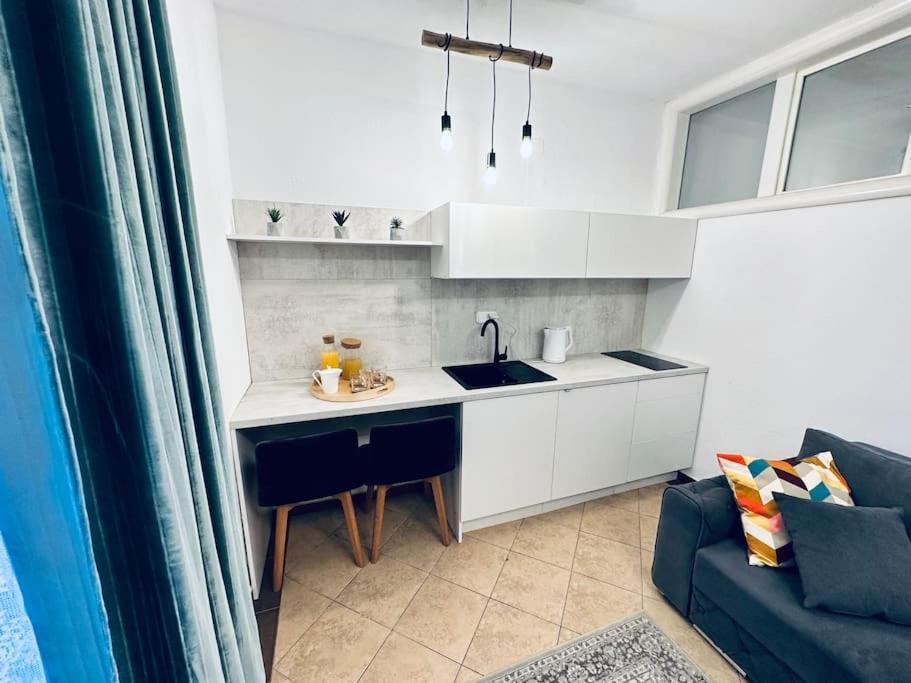 Beautiful Fully Renovated Apartment By The Sea, Large Balcony With Enchanting Views 네움 외부 사진