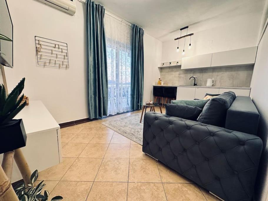 Beautiful Fully Renovated Apartment By The Sea, Large Balcony With Enchanting Views 네움 외부 사진
