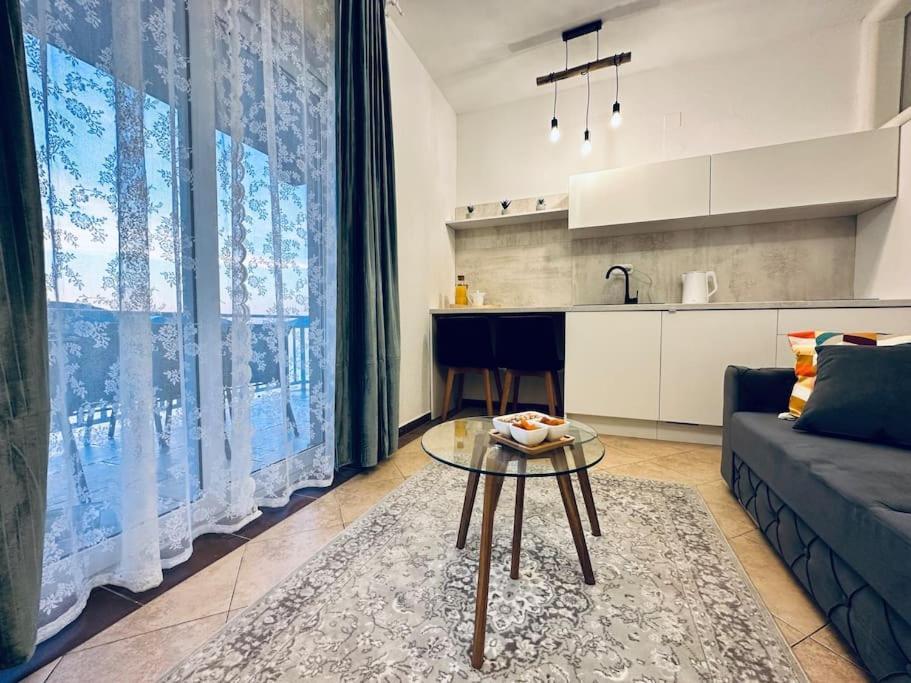 Beautiful Fully Renovated Apartment By The Sea, Large Balcony With Enchanting Views 네움 외부 사진