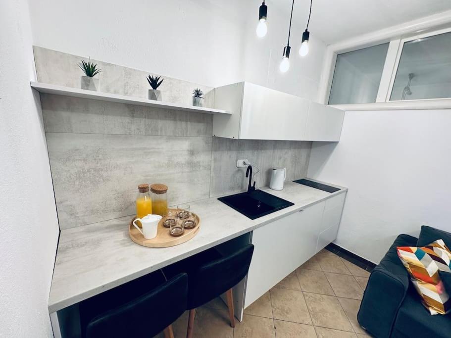 Beautiful Fully Renovated Apartment By The Sea, Large Balcony With Enchanting Views 네움 외부 사진
